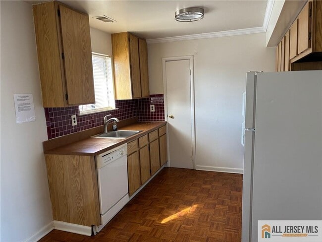 Building Photo - 1212 N Oaks Blvd