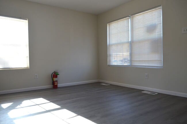 Building Photo - Coming Soon! 2 bed 1 bath in St. Ann