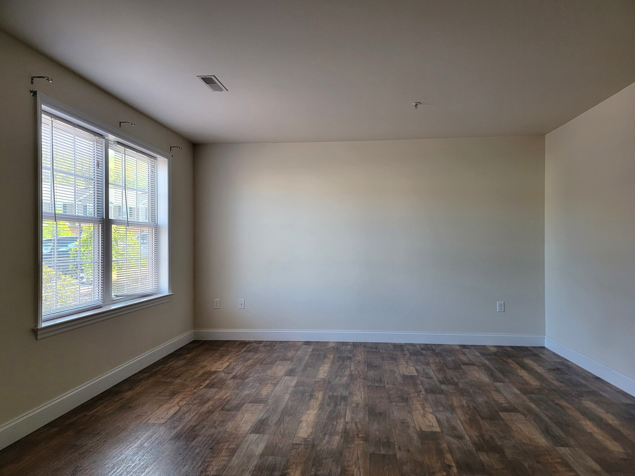 Building Photo - 126 Redstone Dr