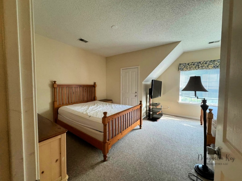 Building Photo - 4578 Girvan Dr