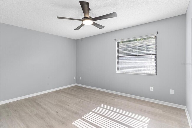 Building Photo - 10132 Lake Oak Cir