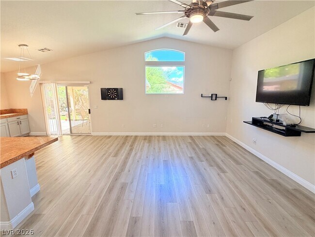 Building Photo - 7914 Villa Pintura Ave