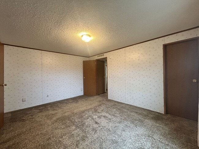 Building Photo - 3 Bed / 2 Bath  on One Acre – Garage Included