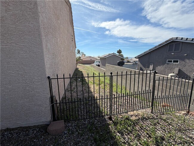 Building Photo - 1903 E La Entrada Pl