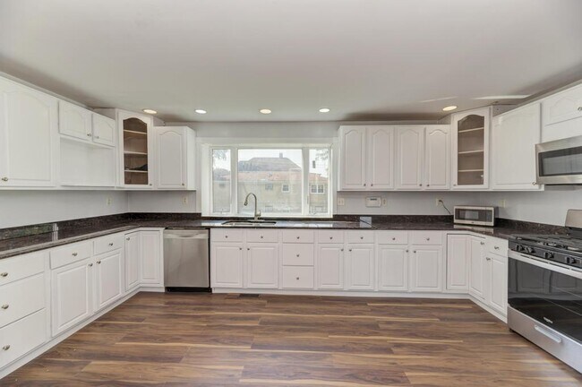 Building Photo - 1400 N 22nd Ave