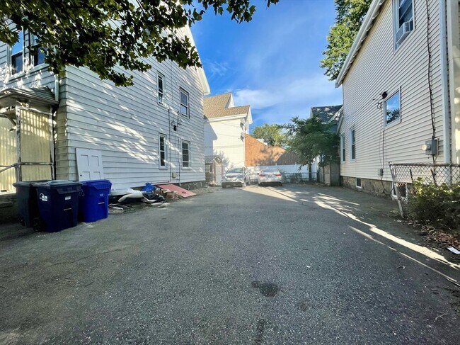 Building Photo - 89 Tuttle St