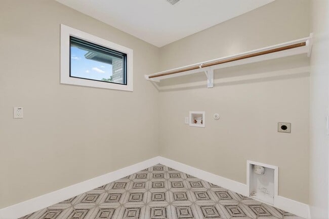 Building Photo - 5018 Highland Ct