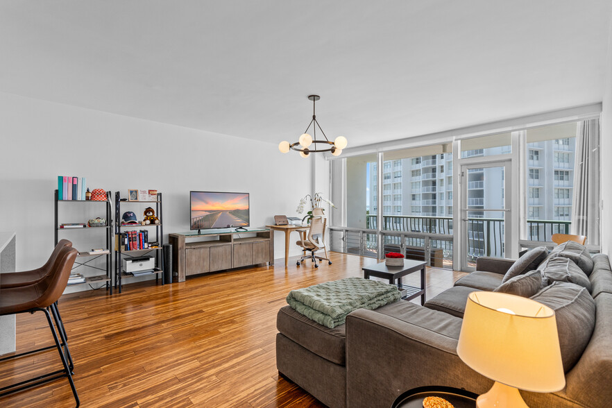 Building Photo - 1408 Brickell Bay Dr