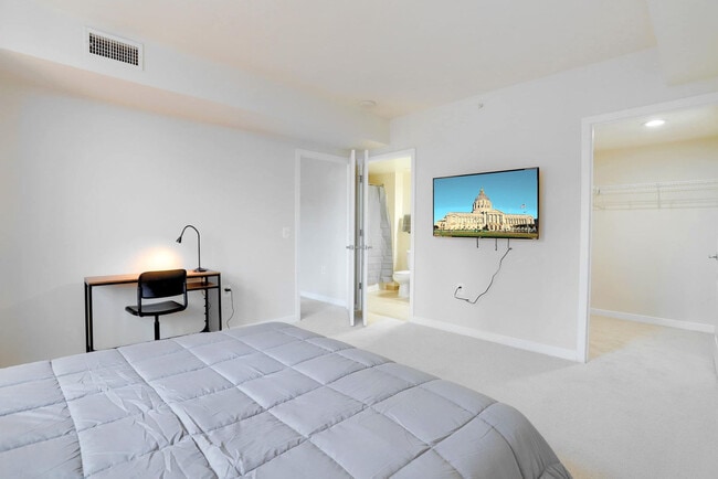 Building Photo - 550 14th St S