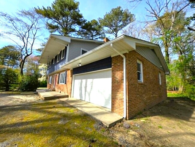 Building Photo - 8241 Robin Hood Dr