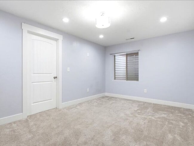 Building Photo - S Jordan-Beautiful 5 bed 3 bath family home