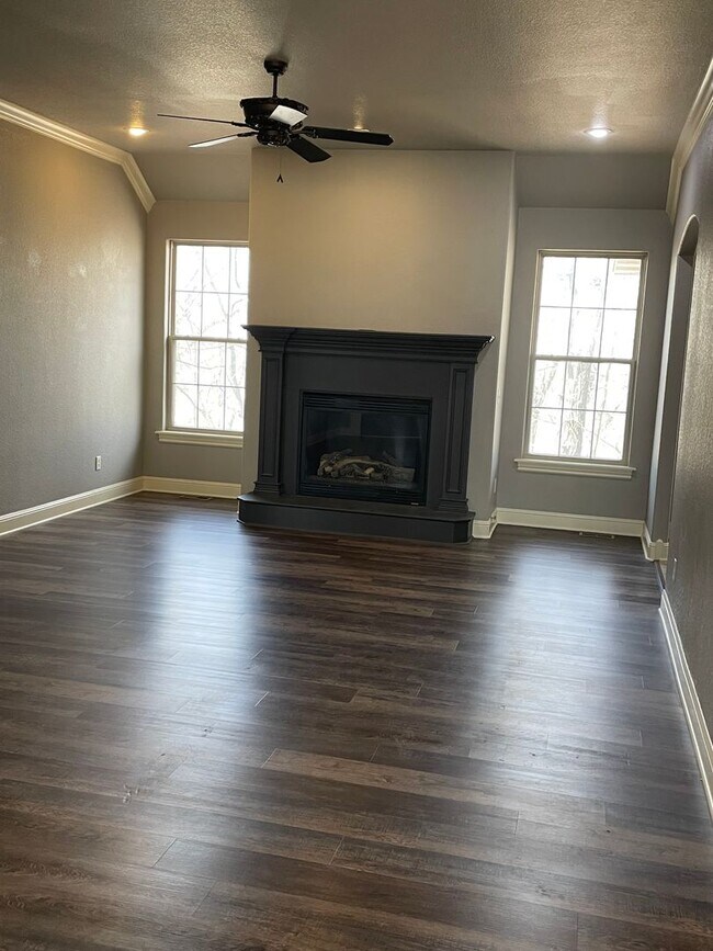 Building Photo - 3 Bedroom, 2 Full Bath, 2-car attached gar...