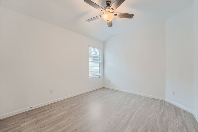 Building Photo - 3 bedrooms with 3.5 bathrooms! BONUS ROOM ...
