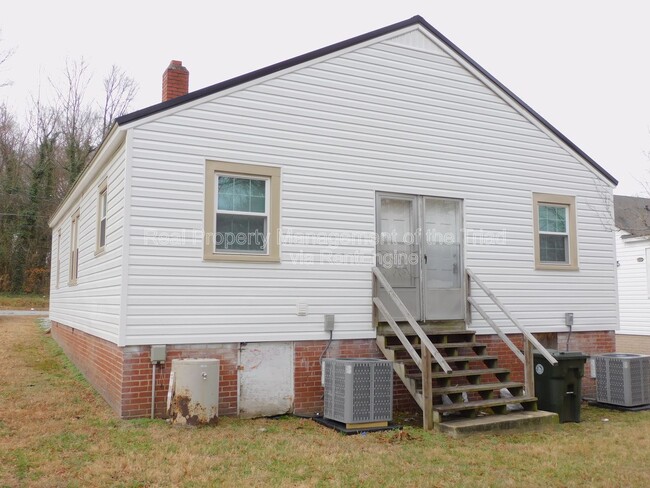 Building Photo - 201 Sheppard St