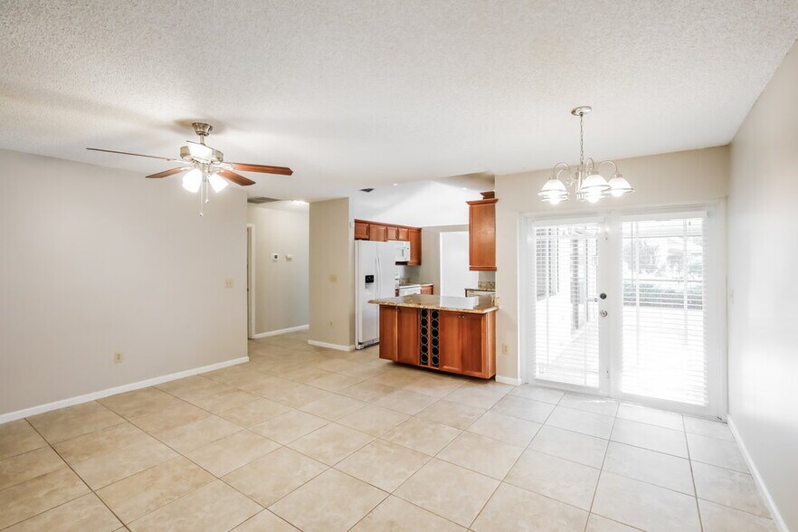 Building Photo - 735 Daffodil Dr