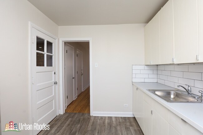 Building Photo - 7520 N Ridge Blvd