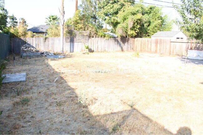 Building Photo - Fresno Mayfair District - 4 Bedroom Home  1 Year Lease