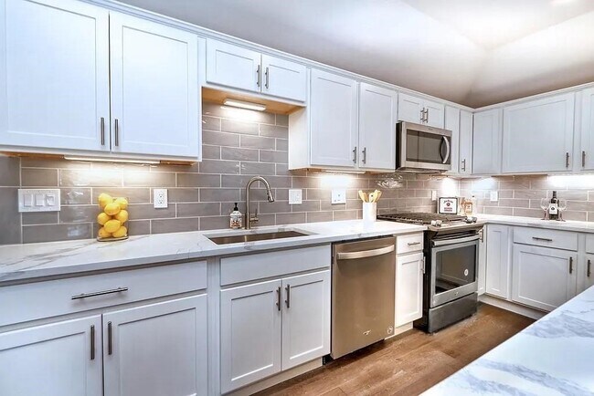 Building Photo - 7 Hillside Ave