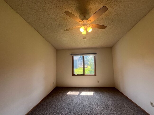 Building Photo - Don't pass up this corner lot unit with 3 ...