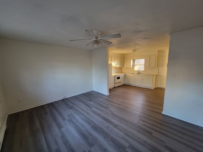 Building Photo - 2 Bedroom House