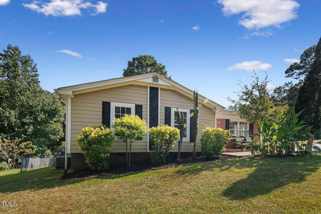 Building Photo - Charming Ranch Minutes from Downtown Raleigh!