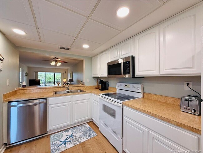 Building Photo - 9490 S Ocean Dr