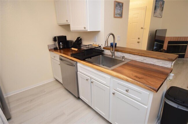 Building Photo - 10263 Gandy Blvd N