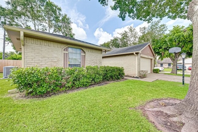 Building Photo - 16355 Sierra Grande Dr