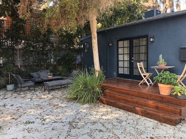Large tree shaded backyard with tons of room for bbqing, - 1444 Silver Lake Blvd