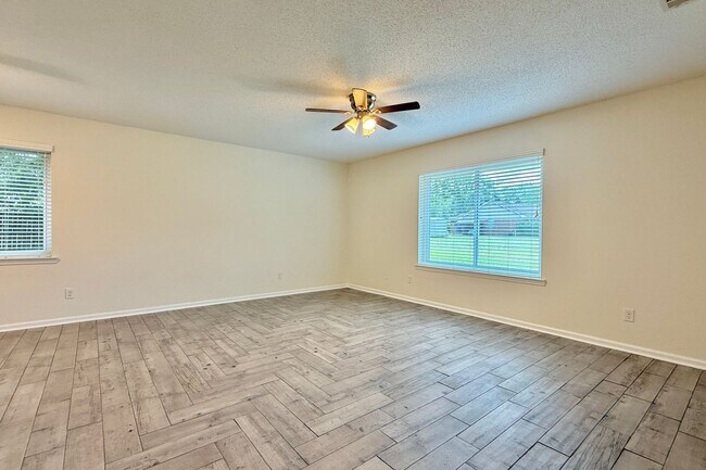 Building Photo - AVAILABLE NOW! (Pet Friendly)