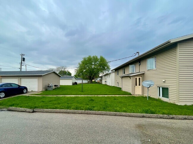 Building Photo - 1 bed 1 bath apartment with LVP flooring