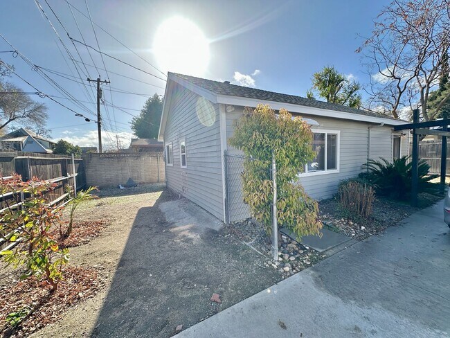 Building Photo - UPCOMING 2 BED 1 BATH COZY CASITA AVAILABLE 5/15/26!!