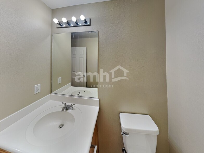 Building Photo - 986 Cantabria Heights Ave