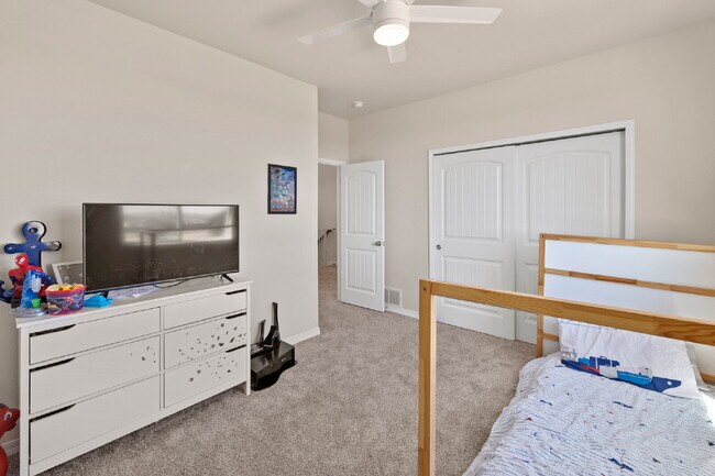 Building Photo - Bright and Beautiful Home with Gourmet Kitchen & Hardwood Floors