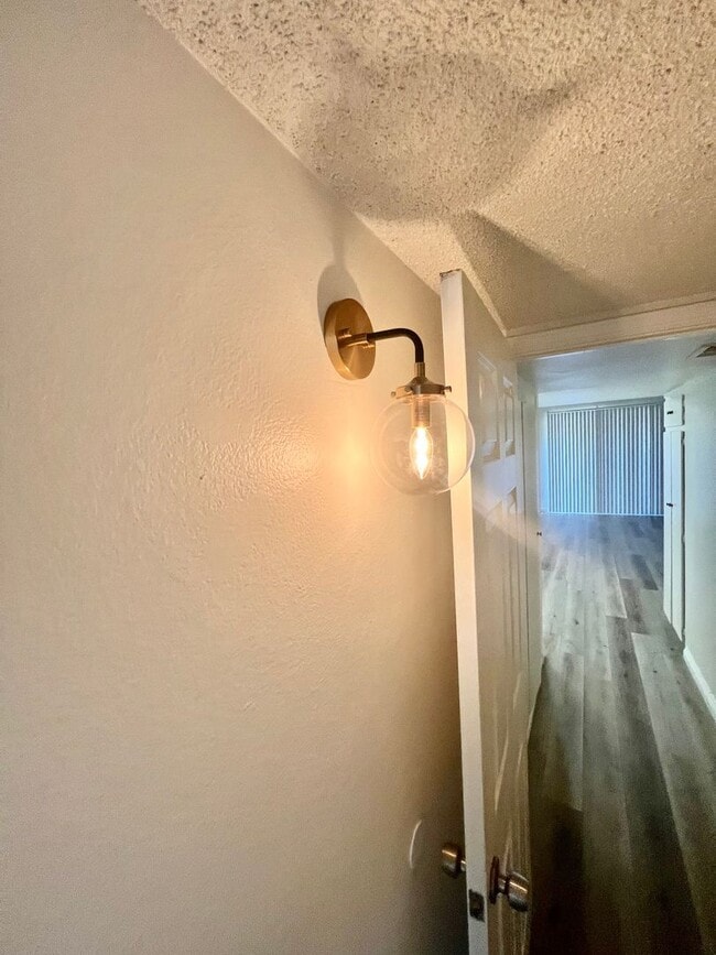 Building Photo - Georgous Calabasas Condo