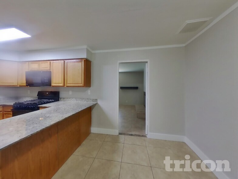 Building Photo - 1649 W Pueblo Ave