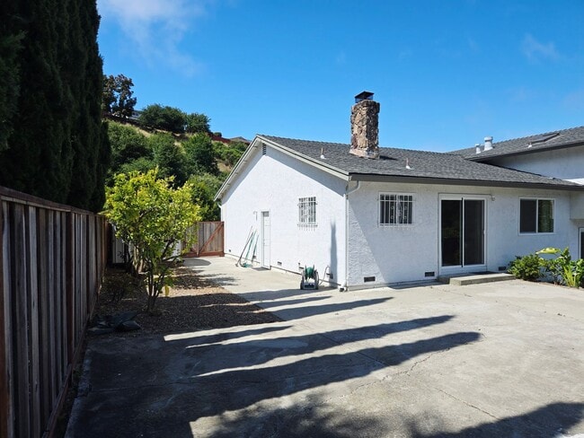 Building Photo - Tri-level Single Family Home