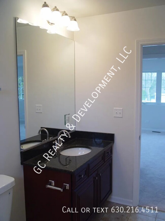 Building Photo - ***FULLY UPDATED HOFFMAN ESTATES HOME / BI...