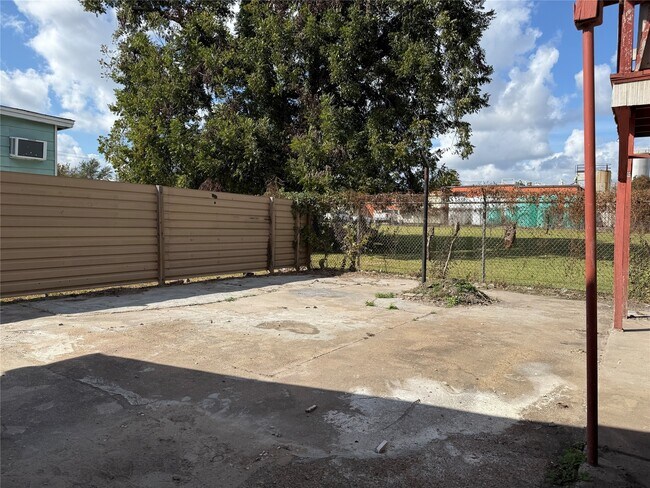 Building Photo - 611 N Eastwood St