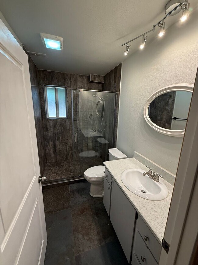 Building Photo - Tastefully Updated Kingsgate home!