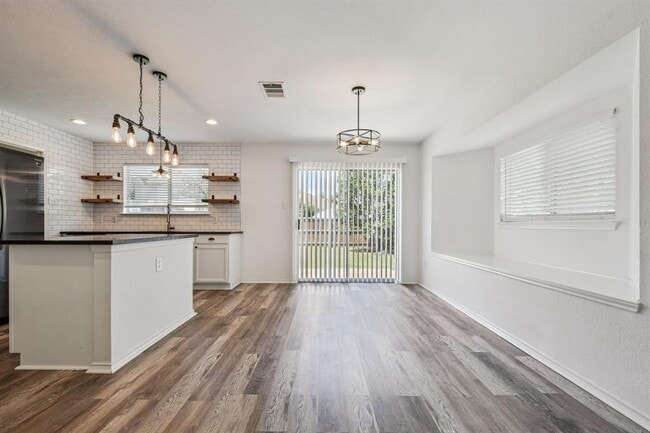 Building Photo - 209 Cottontail Dr