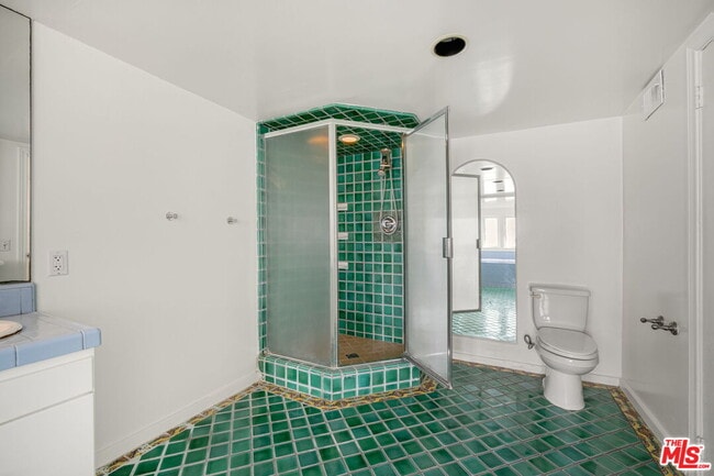 Building Photo - 2335 Silver Ridge Ave