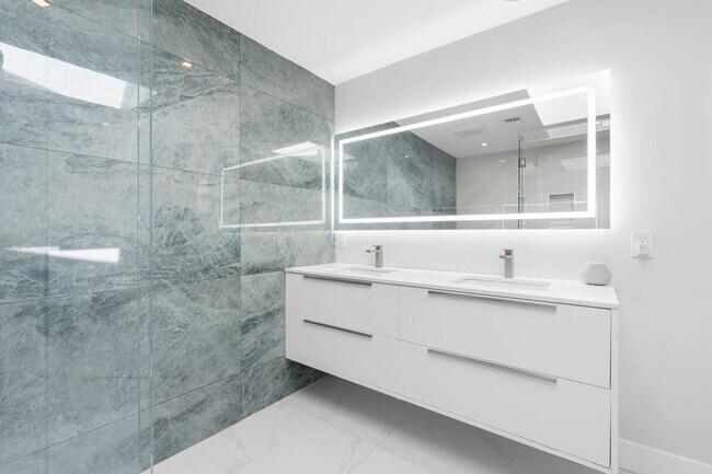 Building Photo - 2813 NE 29th St