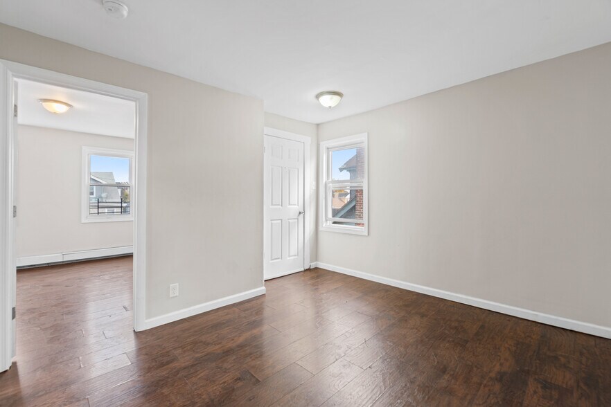 Building Photo - 170 Mapes Ave