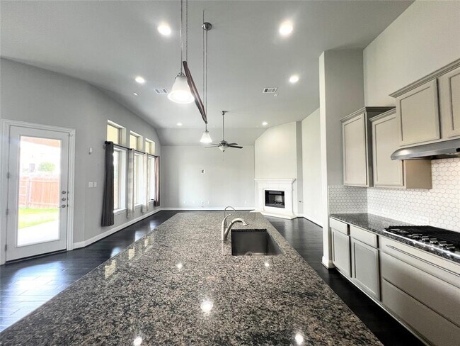 Building Photo - 2700 Hudson Ln