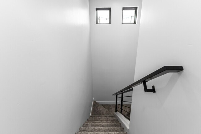 Building Photo - 164 E Lexington Ave