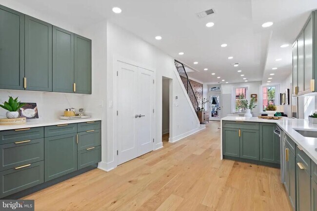 Building Photo - 116 Thomas St NW