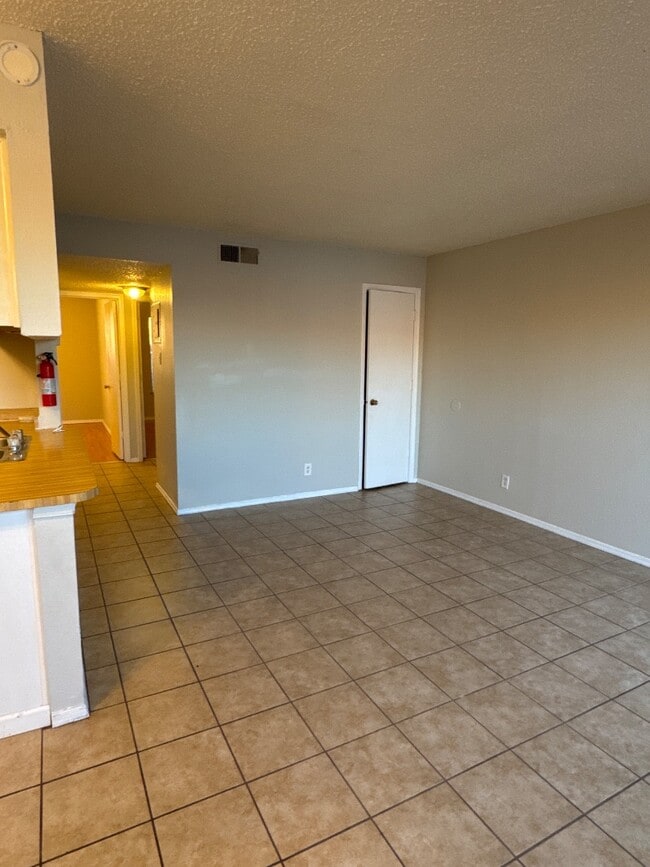 Building Photo - 920 San Pedro Dr SE