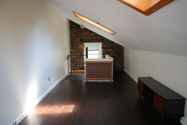 Building Photo - Large 3-bedroom house for rent in Wilmingt...