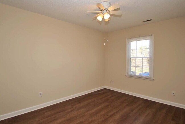 Building Photo - Four Bedroom Townhome with Plenty of Space!